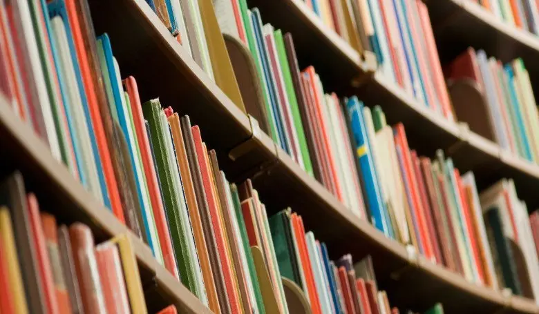 Полки с книгами